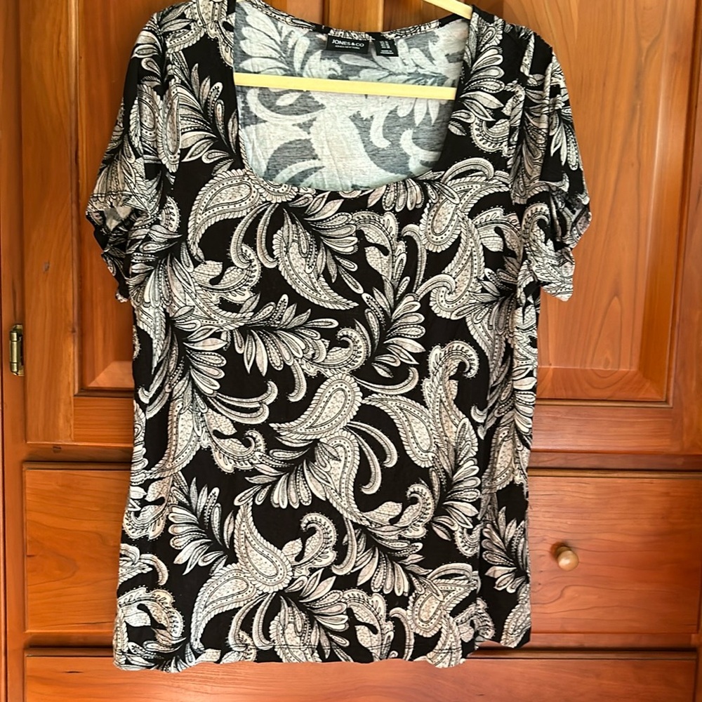 Jones &Co square neck shell. 1X. Black tan paisley